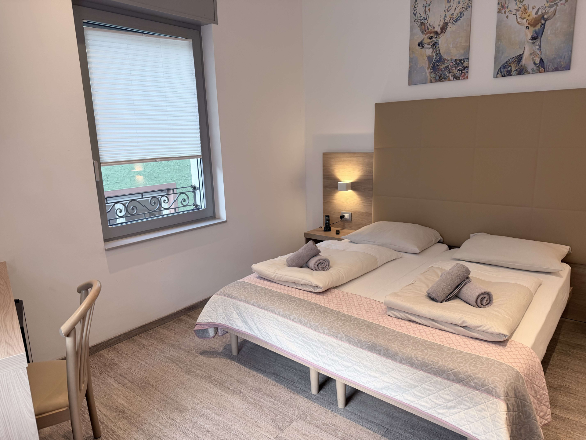 Deluxe-Doppelzimmer, Bett mit Handtüchern